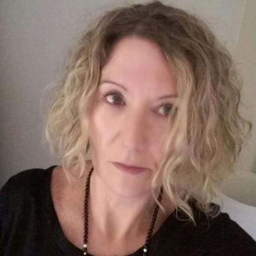 Oon se tyttö, joka flirttailee ja nauraa äänekkäästi